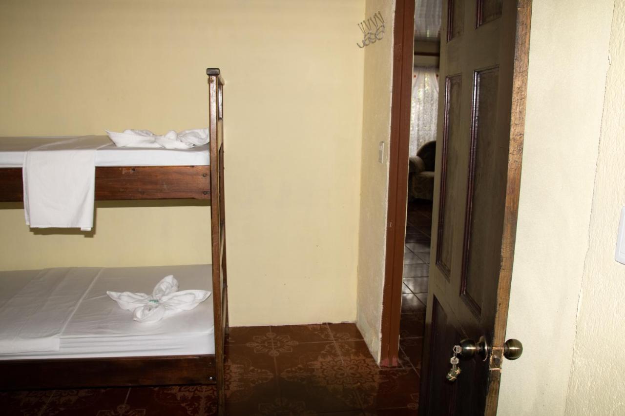 The Corner House Apartment Тортугеро Екстериор снимка